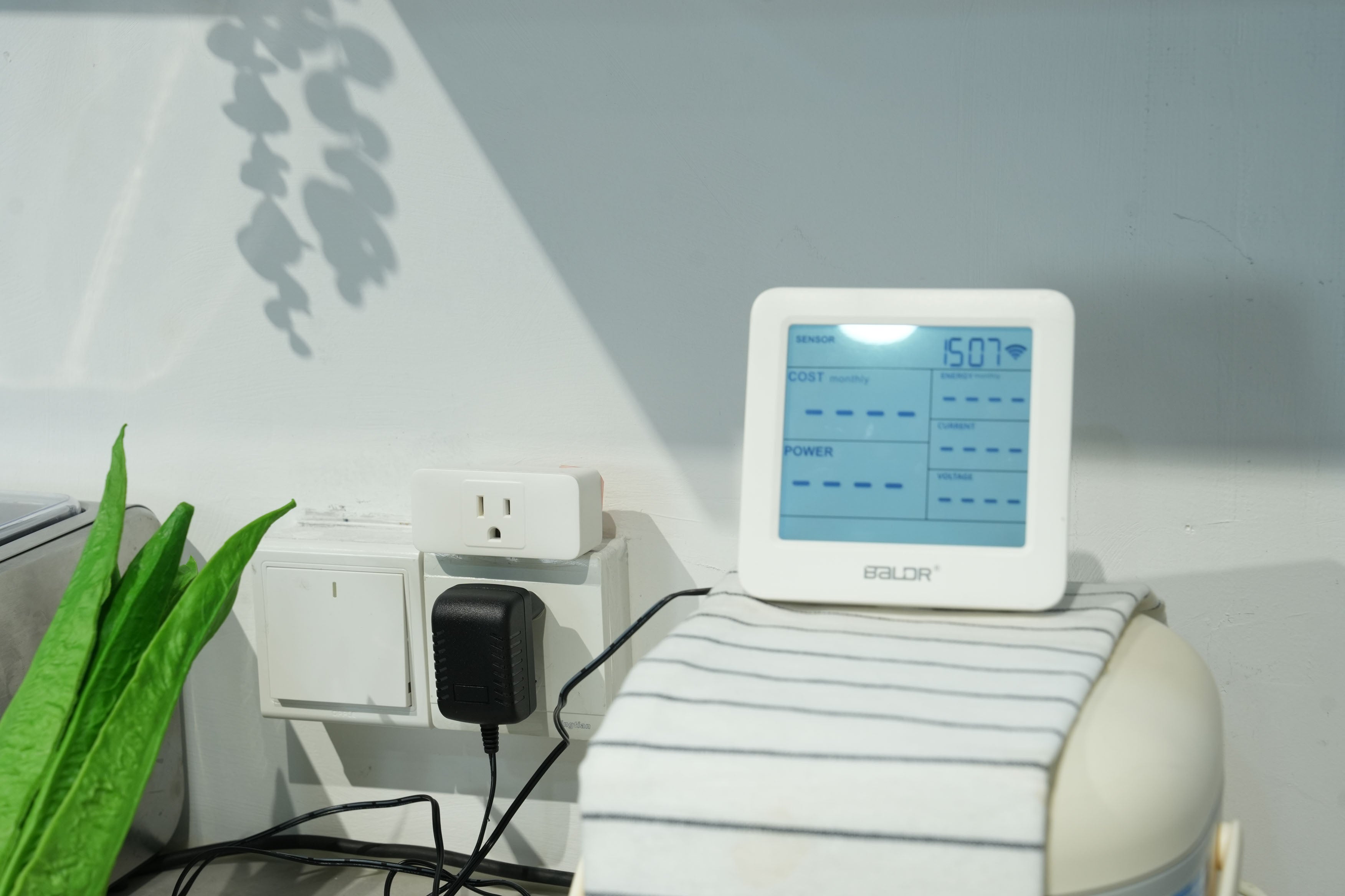 BALDR Plug Wi-Fi Home Power Monitor Consumption Watt Meter Smart Socket - Electric Meter w/Tariffs & Budget Alerts, Power Meter Home Energy Monitor, Electricity Usage Monitor Smart- 2.4GHZ Network Only